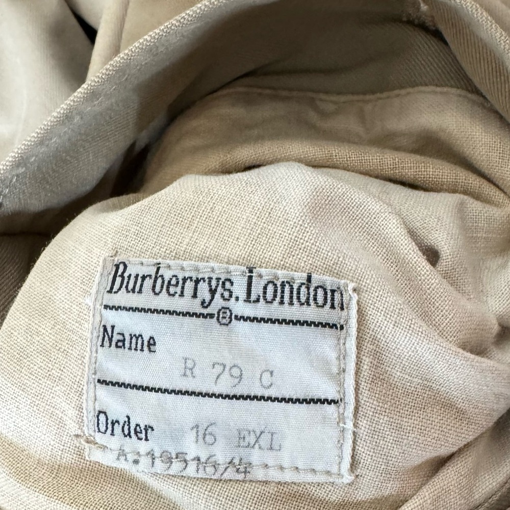 Vintage Women's Burberrys Trench Coat - Picture 12 of 16